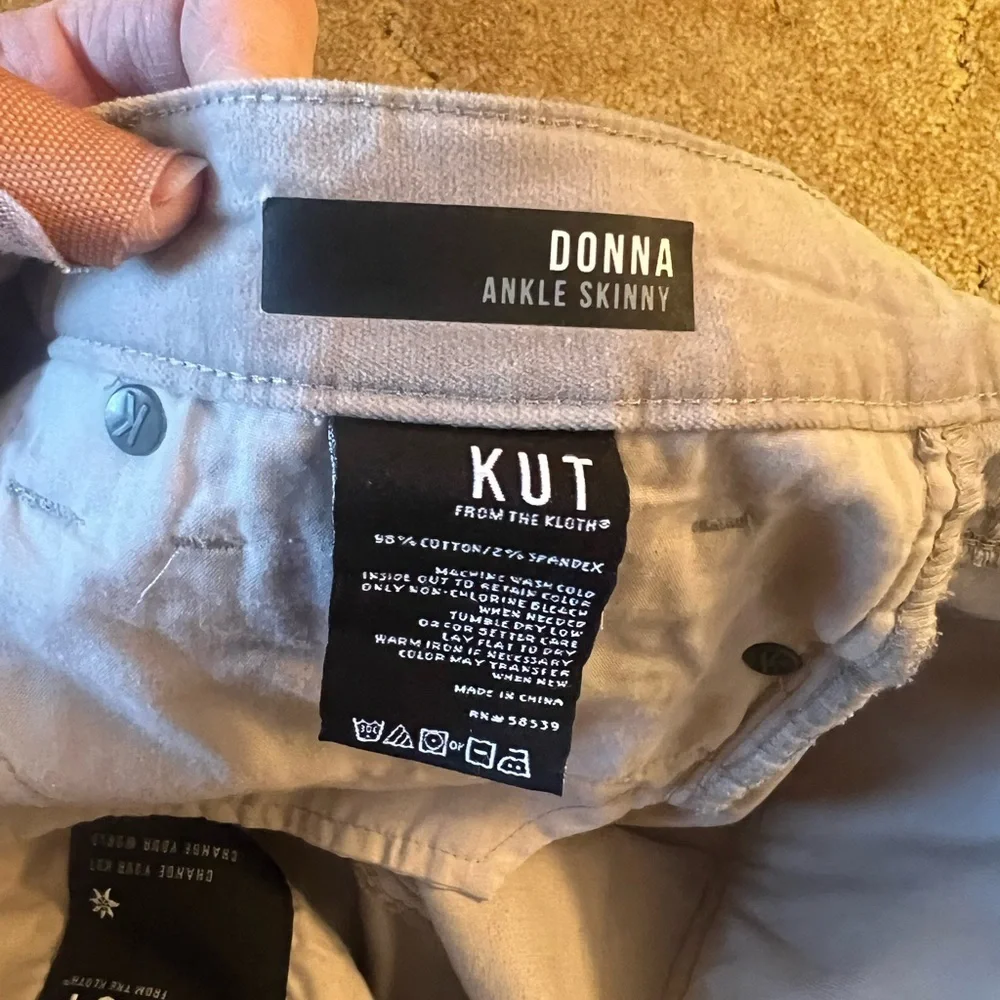 Kut from the Kloth Pale Gray Skinny Pants - Picture 8 of 9